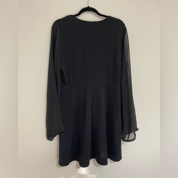 BOOHOO black V-neck dress sheer flowing sleeves Above Knee Size 14 - Picture 4 of 4